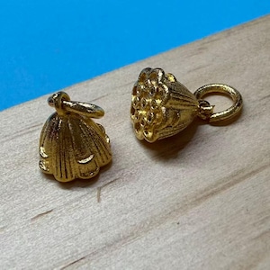 14K Vergoldete Lotus Charme, Gold Ton Lotus Pod Charme, Gold Ton kleine Blume Knospe Ohrring Charme, Schmuck machen Lieferungen