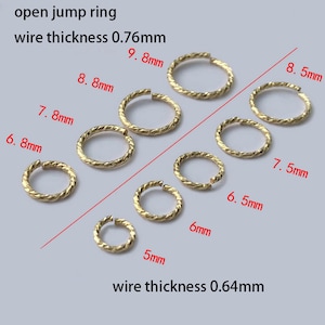 Op de afbeelding: Een collectie goudkleurige open buigringen met een gedraaide textuur. De afbeelding toont verschillende maten in millimeters, waaronder 5mm, 6mm, 6.5mm, 6.8mm, 7.5mm, 7.8mm, 8.5mm, 8.8mm en 9.8mm. Tekst geeft draaddiktes van 0.76mm en 0.64mm aan.