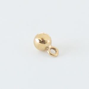 Pingente Silent Bell banhado a ouro 14K com argola de ligação fechada