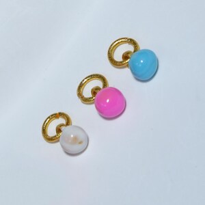 Charm boule en émail plaqué or 14 carats, pendentif en cuivre coloré (4 mm)