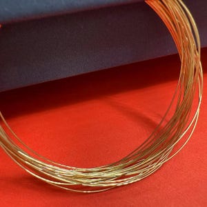 1 メートル 14K ゴールドフィルド スクエアカットワイヤー、スパークルワイヤー、セミハード/ソフトワイヤー フッテージ、ワイヤー 18 20 22 ゲージ (1.02 mm 0.81 mm 0.64 mm 0.25 mm)