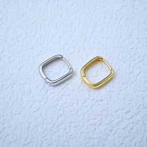 Pendientes de aro cuadrados chapados en oro, aros minimalistas tipo huggie, cierre geométrico rectangular redondeado para la oreja de 14 mm y 17 mm.