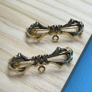 14K ゴールドメッキ 蝶結び安全ブローチピン ループ付き、ゴールドトーン 蝶ネクタイブローチピンイヤリング、ジュエリー作り用ゴールドトーン 蝶結びブローチピンバック