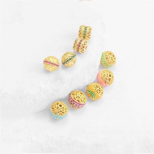 18K Matte Gold Plated Emaille Om Mantra Runde Perle, buddhistische Perle, Meditation Perle, Mala Perle, religiöse Perle, Armband Spacer, Glückswolke Perle