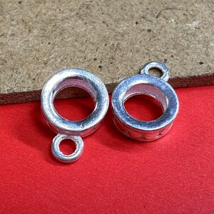 Cuenta de plata esterlina con forma de rosquilla y dije de anillo con agujero grande.