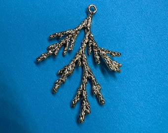 Colgante con dije de hoja chapado en oro de 18 quilates y ramas de cobre (28*36 mm)