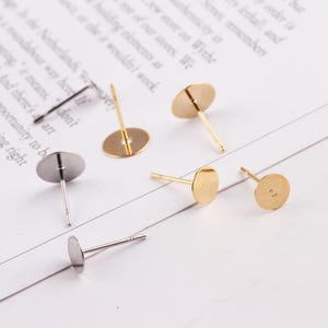 Postes de pendientes planos chapados en oro de 18k, pernos de cobre (4 mm-10 mm)