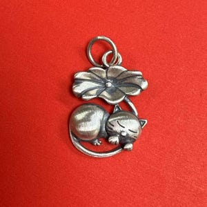 Sterling Silver Cat under Lotus Leaf Charm, s925 Silver Cat Charm, Lotus Leaf charm, Jewelry Making Supplies,Pet Charm Pendant,Animals Charm
