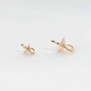 Colgante de copa con tapa de oro laminado de 14 quilates y clavija, con perlas.