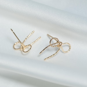 Orecchini a perno con fiocco dorato, orecchini a nastro delicati, gioielli minimalisti