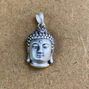 Colgante de estatua de Buda en plata de ley, pulsera espiritual, collar de yoga, pendiente religioso, joyería de meditación, dije budista
