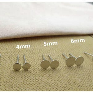 Peut inclure: Un ensemble de 6 paires de clous d'oreilles en argent avec des disques ronds de tailles 3 mm, 4 mm, 5 mm, 6 mm et 8 mm.