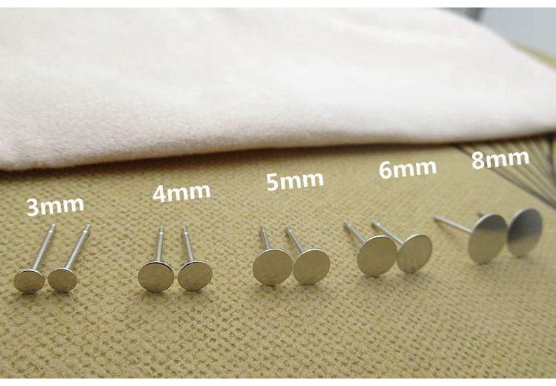 Peut inclure: Un ensemble de 6 paires de clous d'oreilles en argent avec des disques ronds de tailles 3 mm, 4 mm, 5 mm, 6 mm et 8 mm.