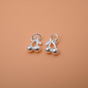 Breloque cerise en argent sterling, bijoux aux fruits, breloque estival (10*8*4 mm)