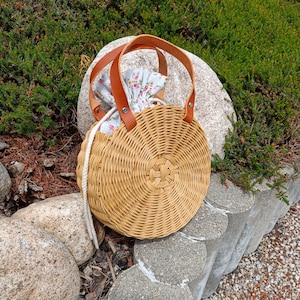 Bolso redondo de mimbre hecho en casa: tutorial fotográfico paso a paso en PDF.
