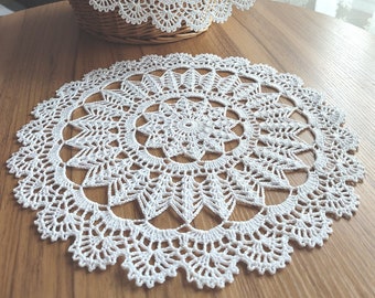 Napperon rond blanc classique au crochet pour décorer des plateaux de petit-déjeuner et des compositions florales