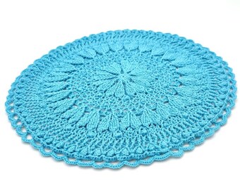 Bleu vif rond crochet napperon avec coeurs, décor de table romantique fait main de France, centre de table en crochet 3D texturé