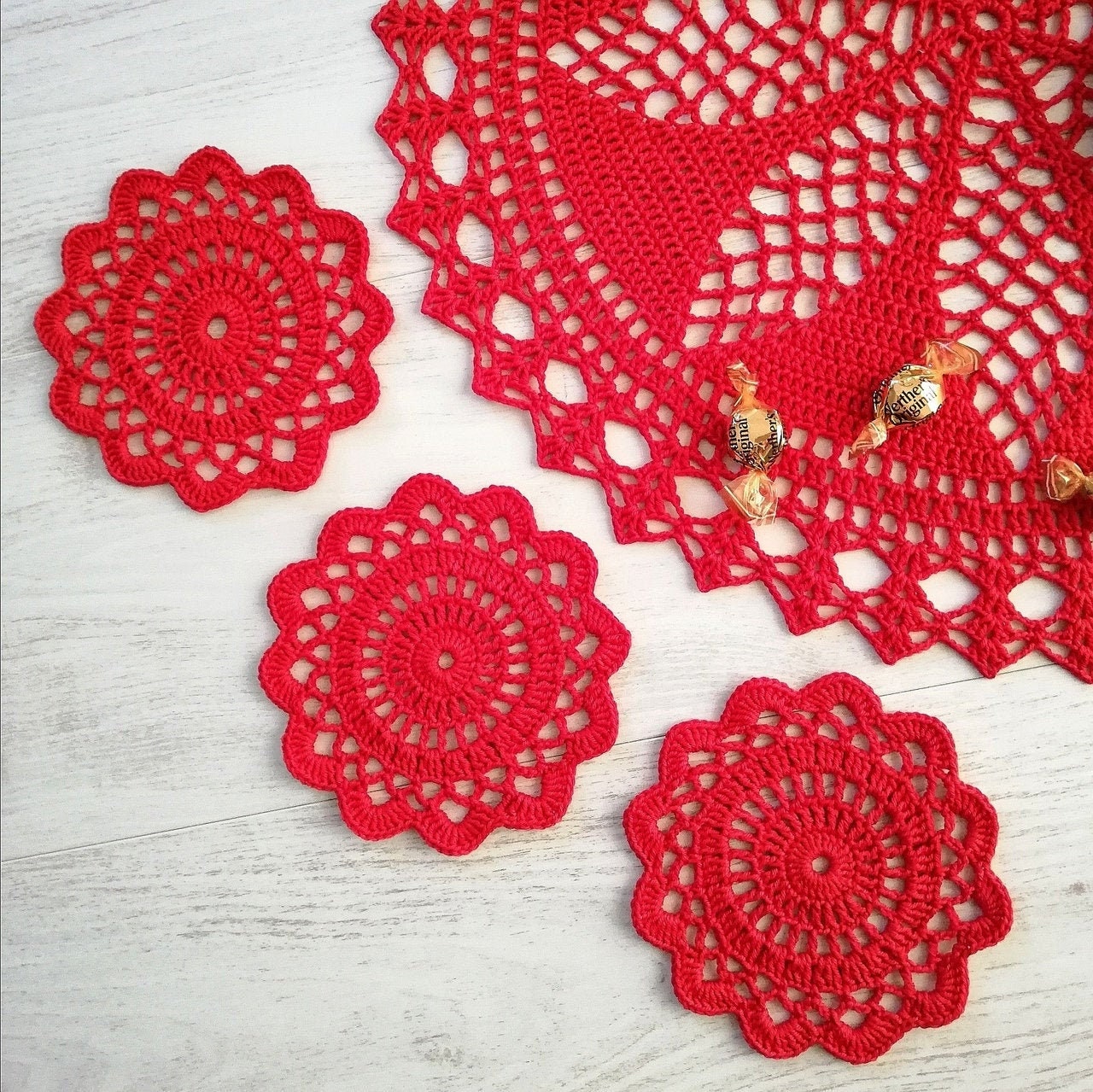 Sous-Verres et Grand Ensemble de Napperon, Rouge Vif Thé Coton Fait à La Main, Crochet Décor Maison 