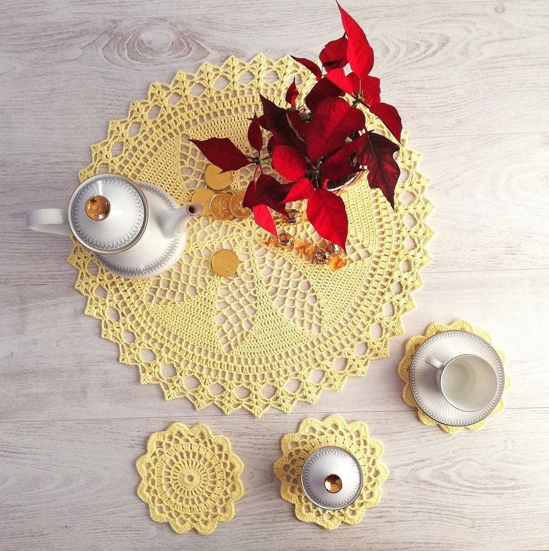 Grand Napperon Jaune et 3 Sous-Verres, Bel Ensemble de Thé en Coton Fait Main, Décor Table Vintage M