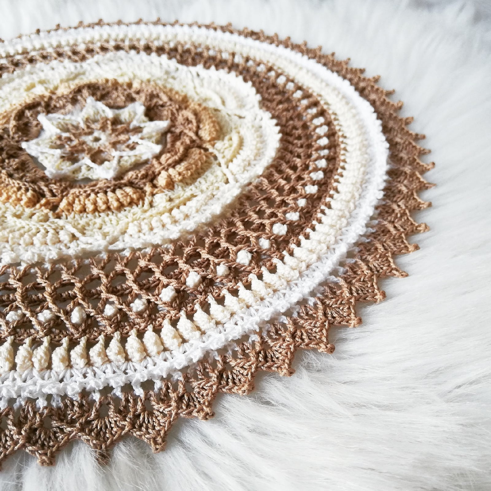 Crème et Brun Texturé Napperon Au Crochet, Juin Fleur 3D Mandala Fait à La Main, Coton Naturel Décor