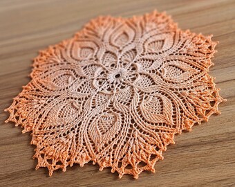 Petit napperon orange texturé au crochet de 33 cm (13 pi) de diamètre.