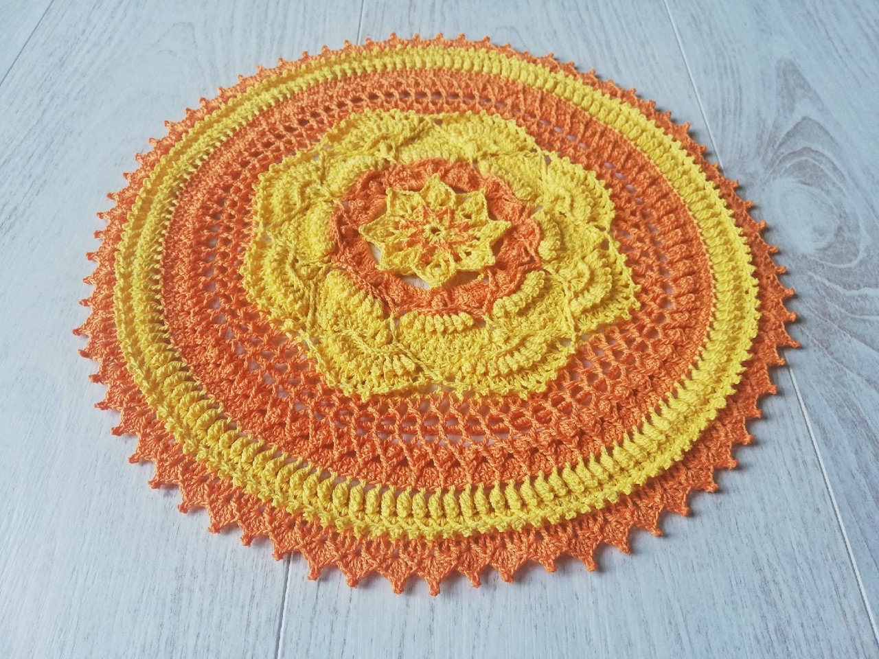 Orange et Jaune Texturé Napperon Au Crochet, Crochet Mandala Fait à La Main Lumineux, Décor de Table