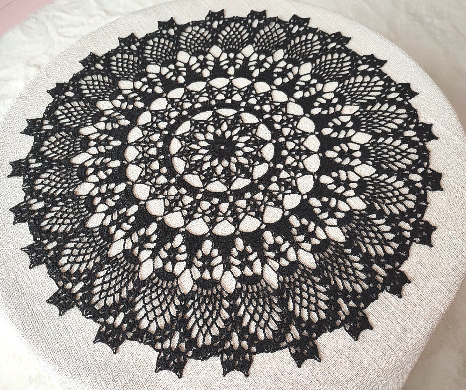 napperon fait main en dentelle noire au crochet avec motif gothique