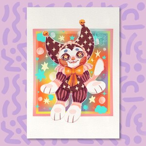 Puede incluir: Una ilustración caprichosa de un gato vestido de bufón, con un fondo colorido con estampado de estrellas. El gato tiene un sombrero grande y puntiagudo con una campana, un traje a rayas rojas y blancas, y una gran sonrisa amigable.