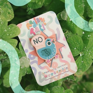 Durchsetzungsstarke Taube (No!) - Pin aus Holz