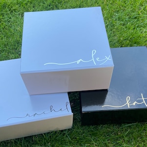Gepersonaliseerde luxe magnetische geschenkdoos witte geschenkdoos bruidsmeisjesgeschenk | 5 verschillende maten XS - XL | Zwart of wit