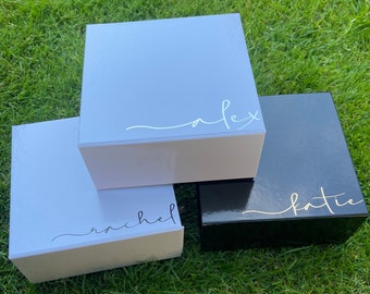 Personalised Luxury Magnetic Gift Box White Bridesmaid Proposal Box Gift Box | 5 different sizes XS - XL | Black or White