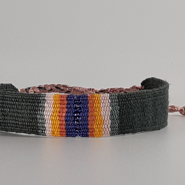 Le "Rainbow Smith" : Bracelet tissé main, coton vert lichen,  dégradé vert/rose pale/jaune/orange/violet, fil lurex violet au centre