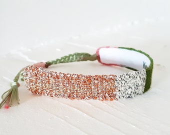 Hand-woven bracelet: "L "Indian Summer", copper pink cord, raw and gray Japanese cotton, forest green pearl, Indian pink, green chain thread.