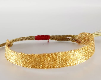 Pulsera tejida a mano: La "tarde de verano bajo las palmeras", en hilo de oro japonés, hilo de cadena de oro y nudo corredizo rojo