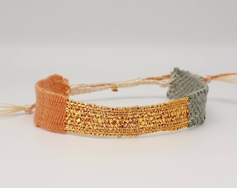The &quot;Garrigue et cicadas&quot; Holi Bracelet, hand-woven, in verdigris raffia fiber, gold Japanese thread and vintage pink pearl cotton thread.