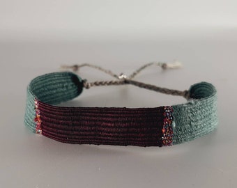 Bracelet tissé main : Le "Finistère sous l'orage" ajustable, coton perlé bleu, fil de soie lie de vin, fil lurex métallisé reflets roses