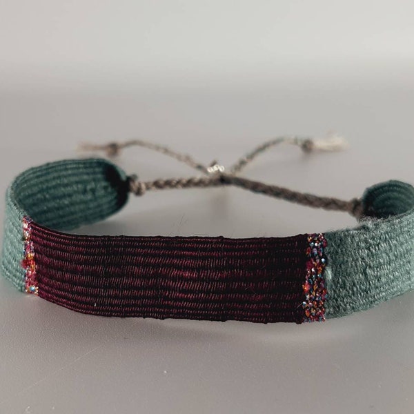 Le "Finistère sous l'orage" : bracelet tissé main, ajustable, coton perlé bleu, fil de soie lie de vin, fil lurex métallisé reflets roses