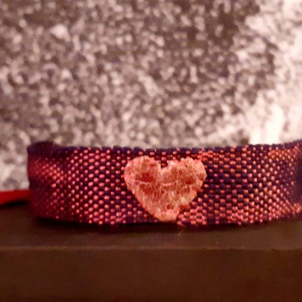 Le "Cœur Flamboyant" : Bracelet tissé à la main, ajustable, en fil de coton bleu violine, chaine rouge, cousu d'un coeur en cuir rouge.