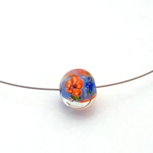 Perlina in vetro blu con fiori rosso-arancio, perlina avvolta a mano in vetro di Murano, splendida su cordino in pelle o girocollo, fai da te, pezzo unico, dimensioni: 2 cm