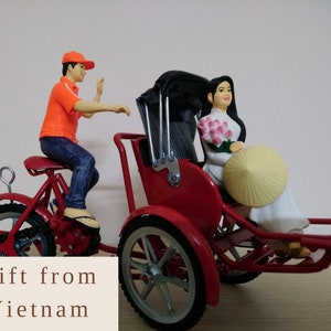 AO DAI non la Vietnam stożkowy kapelusz Statua Miss Wietnamu siedzącej na cyklo