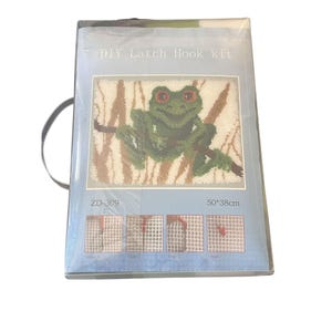 Puede incluir: Kit de ganchillo DIY con un diseño de rana verde sobre una rama. El kit incluye un lienzo con un patrón de cuadrícula e instrucciones. La pieza terminada mide 50 cm x 38 cm. El kit está empaquetado en una bolsa de plástico transparente.