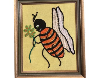 Arte vintage de los años 70 en punto de aguja con diseño de abeja, 9-1/2" x 11-1/2"