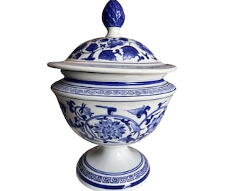 Jarra antigua de la compañía Bombay, azul y blanca, con tapa.