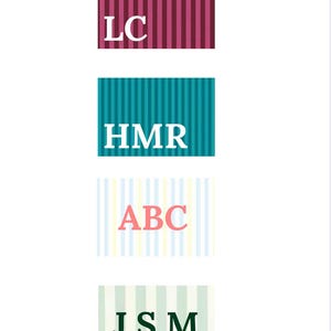 Puede incluir: Cuatro diseños rectangulares con rayas verticales e iniciales. El rectángulo superior es granate con iniciales blancas "LC". El segundo es turquesa con iniciales blancas "HMR". El tercero es pastel con iniciales rosas "ABC". La parte inferior es verde con iniciales verde oscuro "JSM".