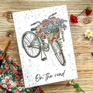 Carte postale On the road  | Champêtre, Bicyclette, Vélo, Panier de fleurs, Carte de voeux, Impression d'art, été, Illustratrice française