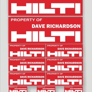 Könnte beinhalten: Neun rote und weiße Aufkleber mit dem Text "PROPERTY OF DAVE RICHARDSON HILTI", der auf jedem Aufkleber wiederholt wird.
