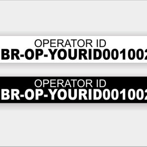Pode incluir: Duas etiquetas retangulares, uma branca e uma preta, com o texto "OPERATOR ID GBR-OP-YOURID001002" em preto.