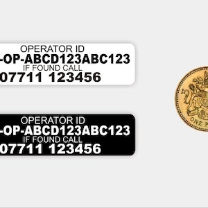 Pode incluir: Duas etiquetas pretas e brancas com o texto "OPERATOR ID GBR-OP-ABCD123ABC123 IF FOUND CALL 07711 123456". Uma moeda de ouro com o texto "ONE POUND" e um brasão real.
