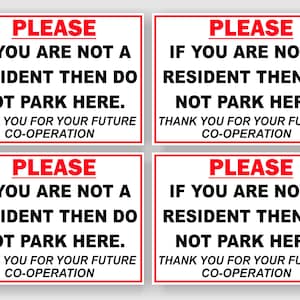 Op de afbeelding: Vier witte borden met rode randen en zwarte tekst. Elk bord luidt "PLEASE IF YOU ARE NOT A RESIDENT THEN DO NOT PARK HERE. THANK YOU FOR YOUR FUTURE CO-OPERATION."