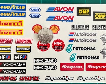 Peut inclure: Une feuille de papier blanche avec divers logos de sponsors de course automobile imprimés dessus. Les logos incluent Goodyear, Avon Tyres, OMP, Irelli, Simpson, Duckhams, Elf, Yokohama, Lucas Oil, Recaro, NGK Spark Plugs, Petronas, Bilstein Shock Absorbers, AutoTrader, Snap-on et Superchips.